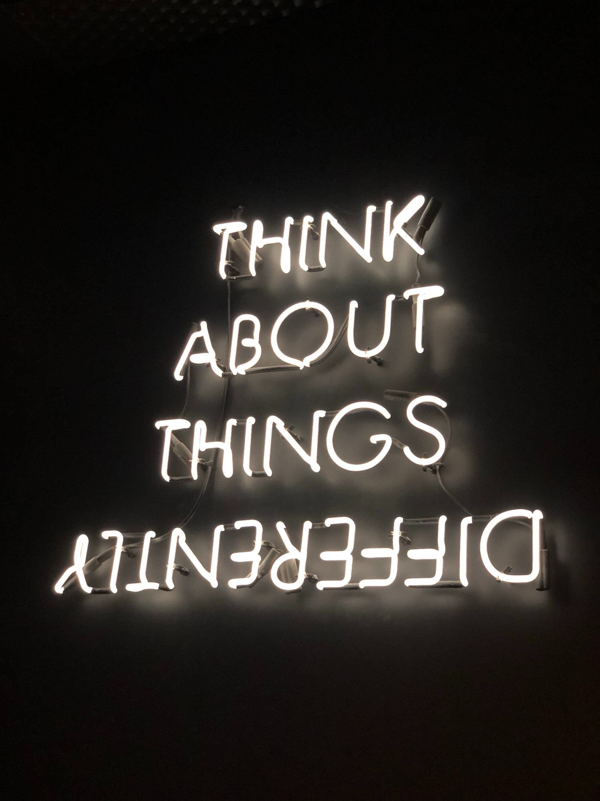 "Think about things differently" - "Denken Sie über die Dinge anders" (mit anders rückwärts dargestellt)