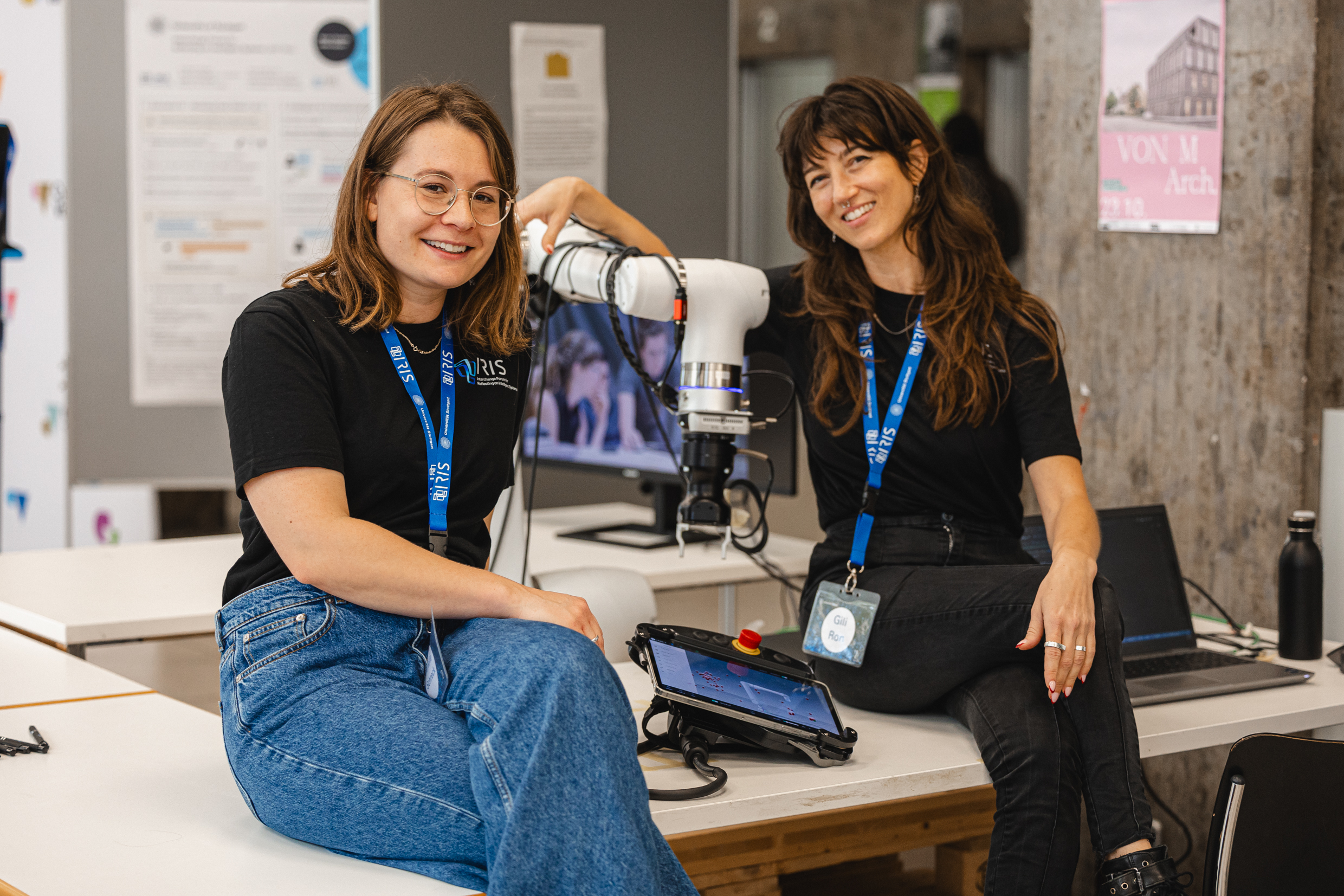 Amelie Schreck und Gili Ron: Forschung am Roboterarm