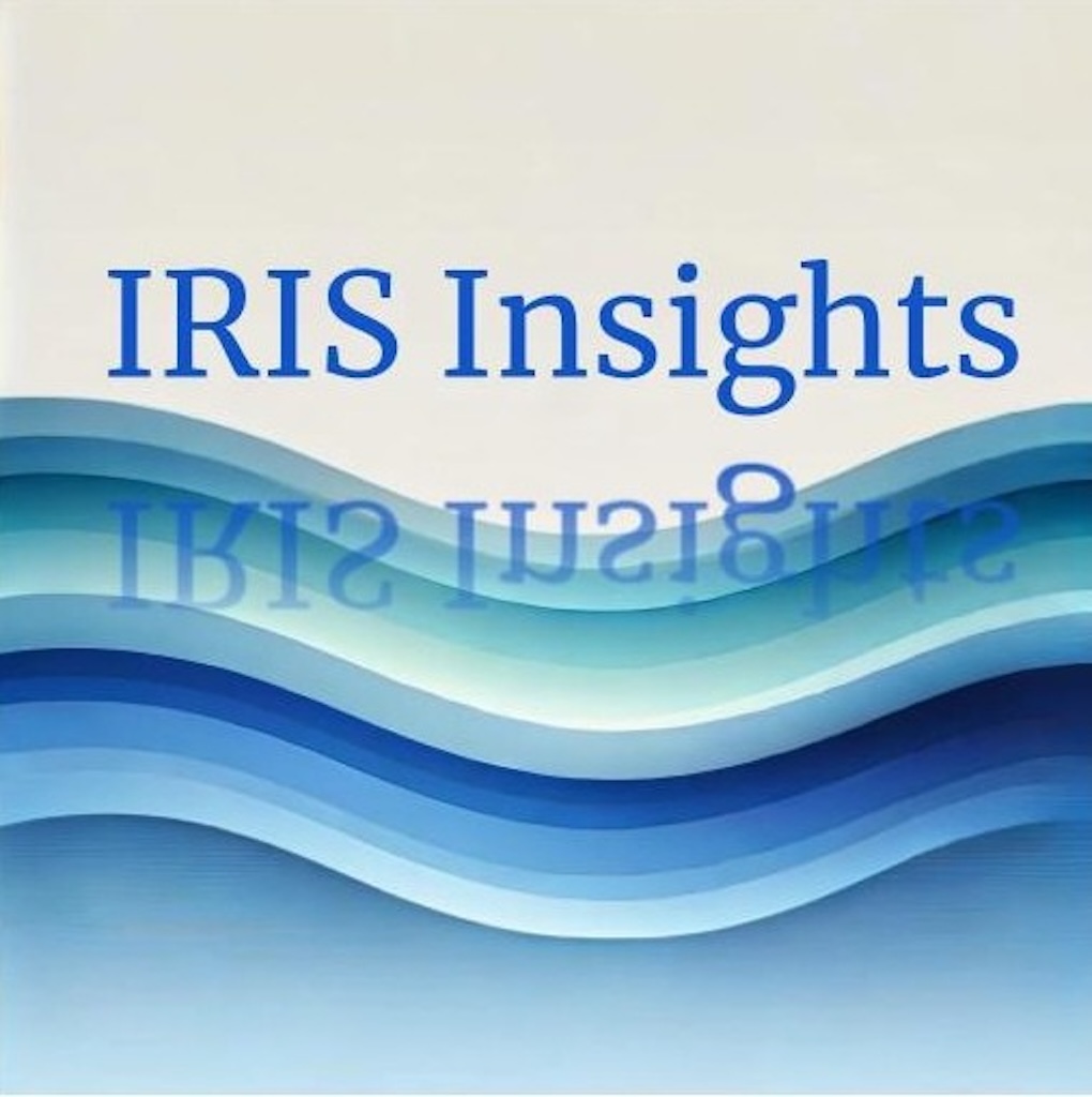 Die Wörter „IRIS Insights“ vor einem Hintergrund aus beige im oberen Bereich und blauen Wellen in der unteren Hälfte des Bildes.